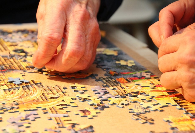 babička skládá puzzle