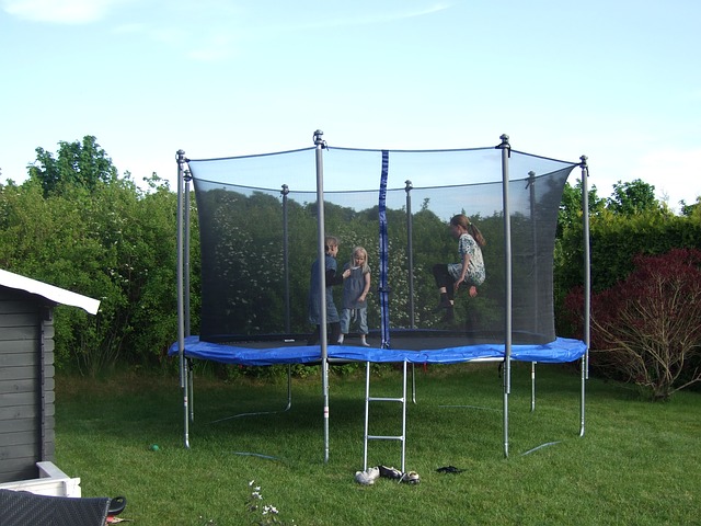 děti na trampolině