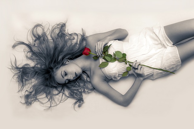 mladá dívka s růží
