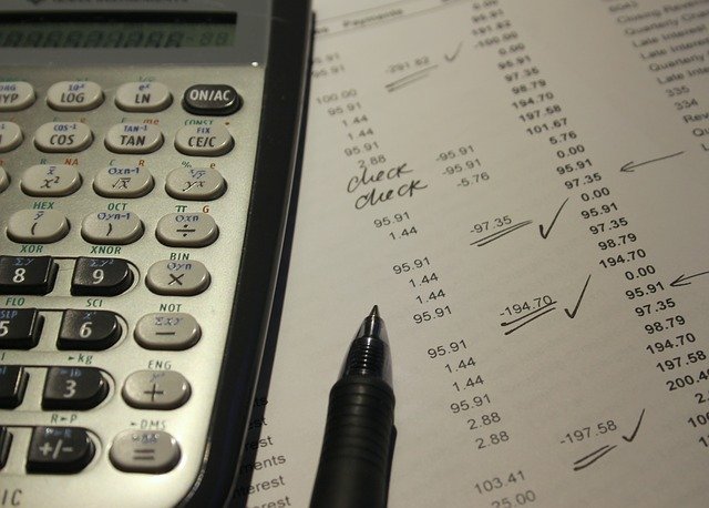 účetnictví vedené na papíře s kalkulačkou